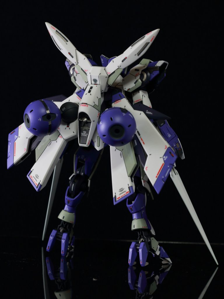 部分塗装で仕上げています。紫・濃いグレー・薄い緑はエアブラシ。塗り分けが必要な焼鉄色・ジャーマングレー・一部の白などは筆塗り。大部分の白は成形色のままです。塗料は水性ホビーカラーとエナメルです。エアブラシは集合住宅+野外作業のため、ラッカーが使えません。水性ホビーカラーをエアブラシで吹いています。希釈は約1:1で、φ0.5mmのハンドピースで問題なく吹けています。臭いが少ないので助かります。