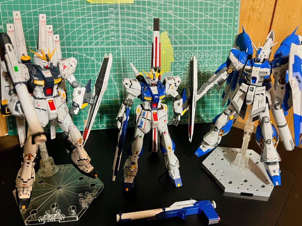今までに組んだνガンダム達と並べてみたり。