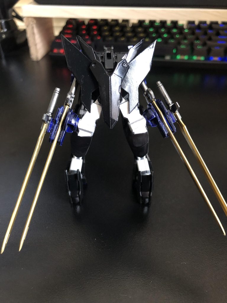 腰のパーツにグリムゲルデのパーツにプラ板でアレンジして剣を4本マウントできるようにしました。