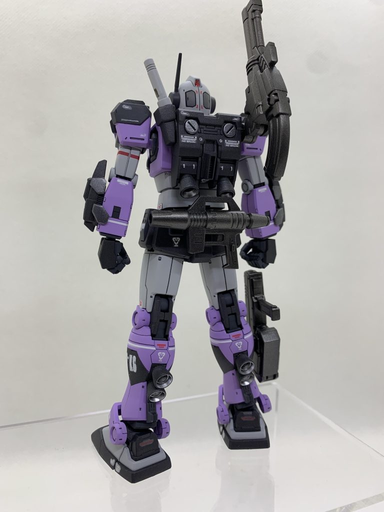 オリジン版RX-78-02のショルダーキャノンを拝借。軸が短く干渉していたのでプラ板で若干延長してます。MSGのハンドガンを右足側面に装備。ふくらはぎのスラスターは2連一体成型パーツだった為、別ストックしていたものを個別で使用。