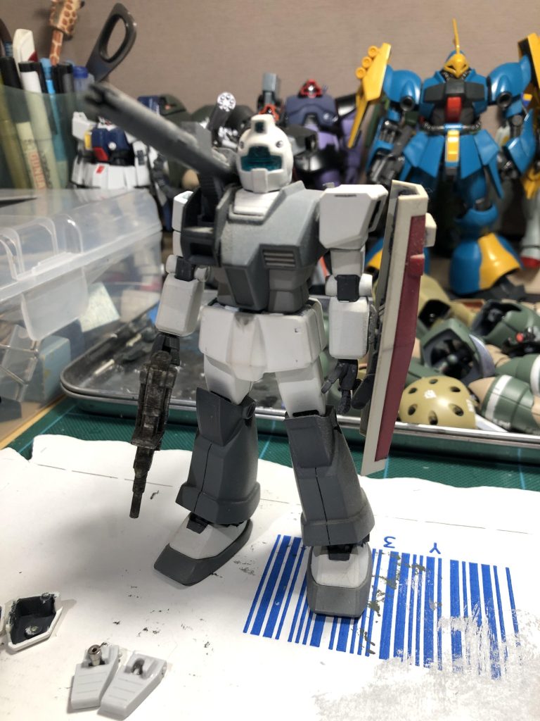 その後、実はこの子は東日本大震災の際、転倒してディスプレイ棚から落ち、損傷しました。私の住んでいる地域でも当時そこそこ揺れたのですが、奇跡的に損傷したガンプラはこの子だけでした。転倒により頭部アンテナがもげて1本は紛失。FGガンダムから移植した肩アーマーは右肩が砕けてしまいました。それから、修復しようとは思いつつも先送りにしておりました。しかし年始に際し、ついにこの子を修復し、前述の積み残しを解消+αでリペアしてあげることにしました。
