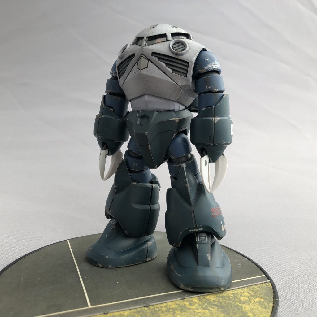 実はこのキットは過去作のリペアです。20年(!)近く前に作った「腰が回らない」初期ロットのズゴックで、簡単フィニッシュで仕上げてあったのですが、HGUCズゴックの持病である間接プラプラ症が重症化したため、マウンテンサイクルから発掘したジャンクズゴックの間接を移植し、ついでに追デカール、追ウェザリングを施しました。