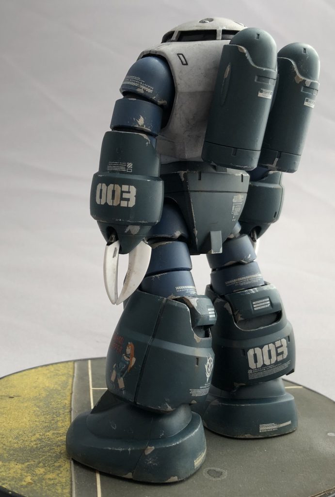 成形色を生かした部分塗装仕上げです。ベロウズリムの内輪部や間接や装甲裏はダークグレーで塗装しています。折角なので、デカールは多めに配置。