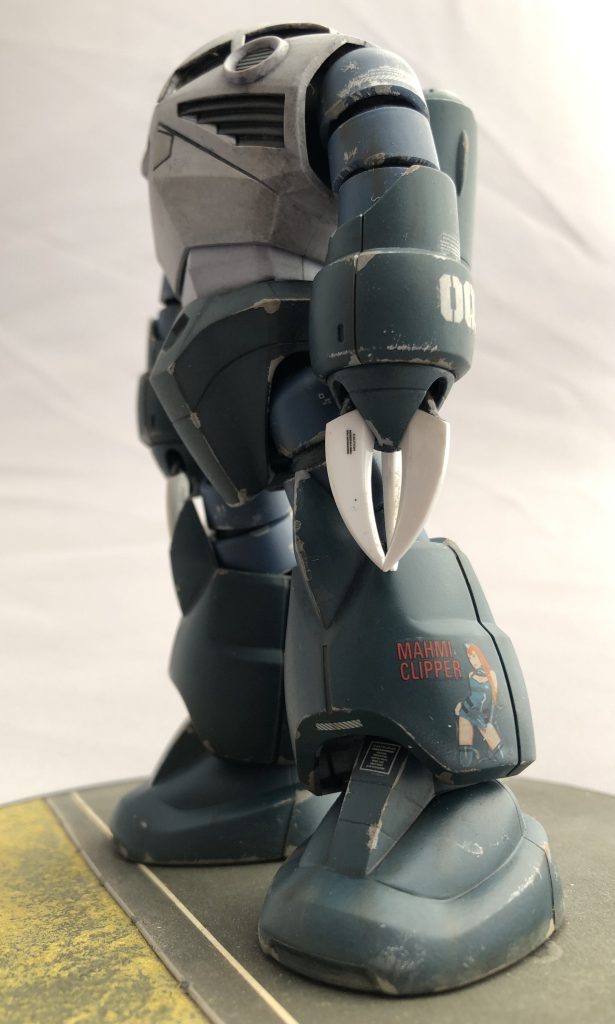 左脚にはお得意のノーズアートクイーンもセット。クローは「セラミック刃」をイメージしてホワイトに。実はクローのみシャアズゴのものを移植。シャープに削りだし、磨き上げてツヤ有クリアでコートしています。