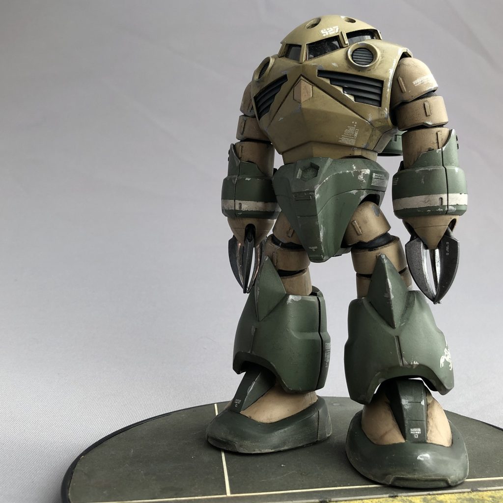 UC0079の1年戦争時の降下作戦により地球におりてきて以来、UC0096のラプラス事変までの間、17年間潜伏していたわけですから外装もそこそこ痛んでいます。