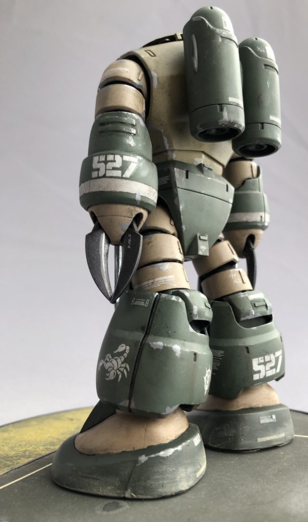 左脚にはパーソナルマーク的にサソリをあしらってみました。クローはガンダムマーカーEXメッキシルバーにて「刃」を付けています。