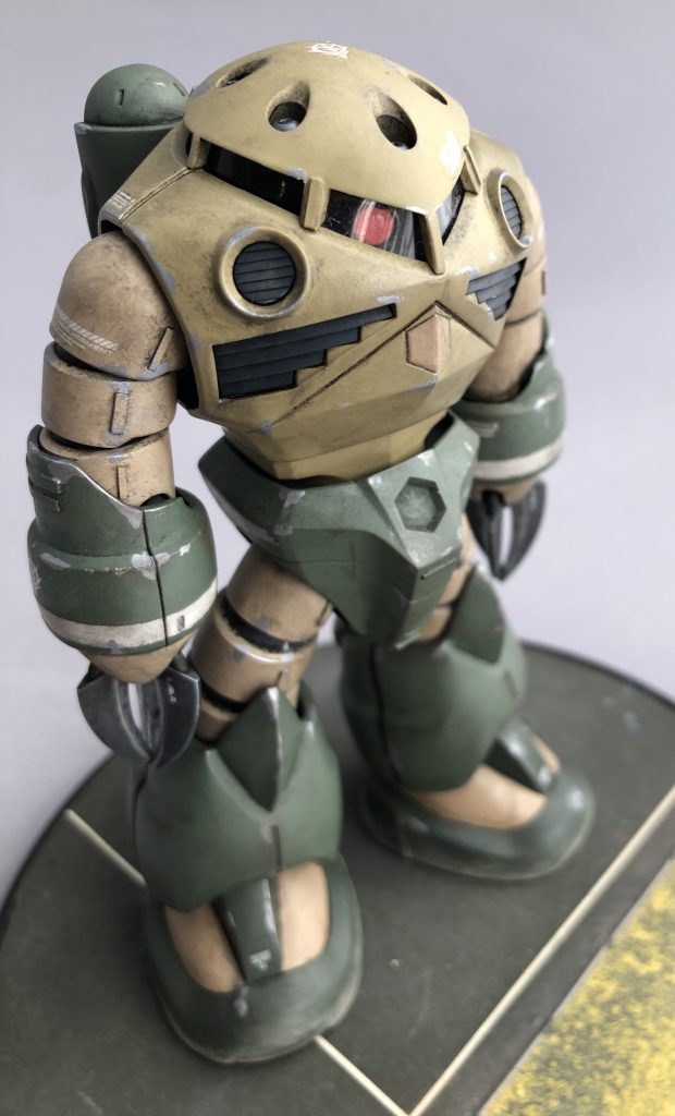 モノアイはくり抜き可動化してあります。Hアイズの裏側を蛍光ピンクで塗装してから貼り込んでいるので、ブラックライトを当てると光ります。