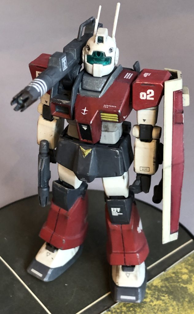 HGUCジムの左手は表情が付きすぎで不自然なので、ビルダーズパーツの「ぎゅっ」と握ったグーに変更してあります。