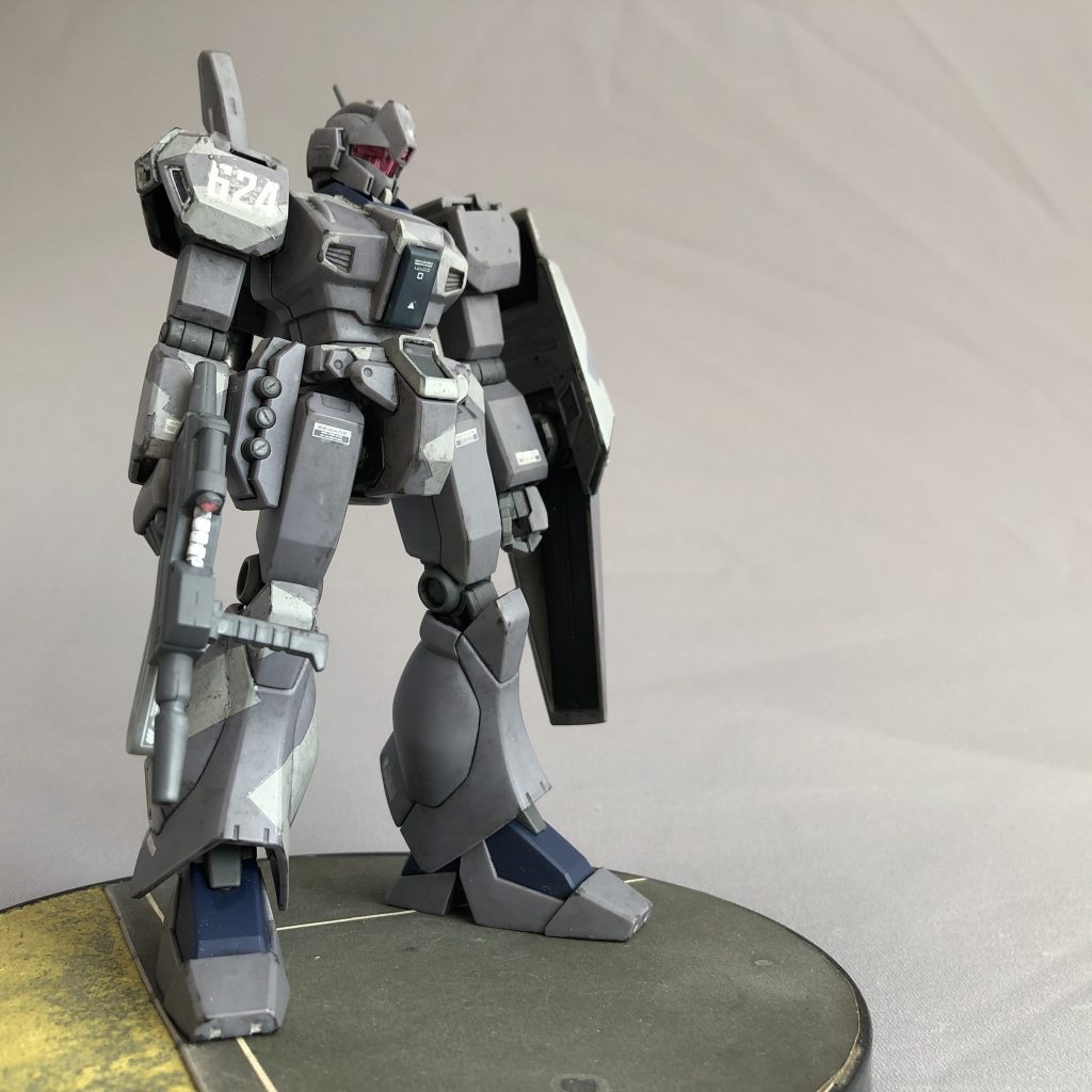 プレミアムバンダイ限定のこの仕様は、印象的なスプリッター迷彩を再現できる水転写デカール付属ということなので、部分塗装とデカールで仕上げました...が!