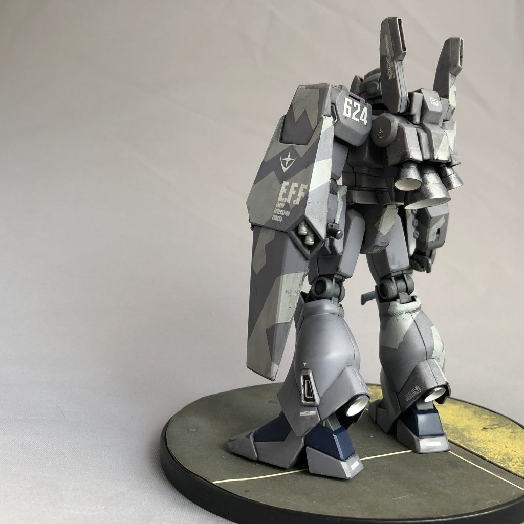 どうしてもダメな所は部分的に削り取って、調色したアクリル塗料にてタッチアップしたりしてなんとか形にしました。右足なんかはほとんど筆塗りした気がします。コレだったら、デカール使わないでマスキング塗装した方が楽だったかもしれません。