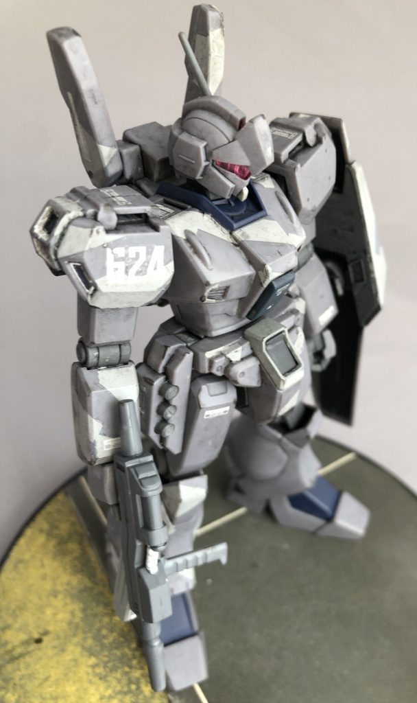 細部の荒隠しのため、ウェザリングして誤魔化しました。拠点防衛用MSの場合はバトルダメージは少なそうですし、メンテも出来そうですから塗装ハガレなども少なさそうです。ロッキー山脈の山裾の森林地帯ですから、砂埃とかもあまりなさそう。汚れとして複合的な汚れと言うよりはホコリと油汚れかなー、という感じで汚しました。ウェザリング中に合わせ目消しをしたはずの右肩ブロックがパックリ割れちゃいましたが、ミナカッタコトニ。