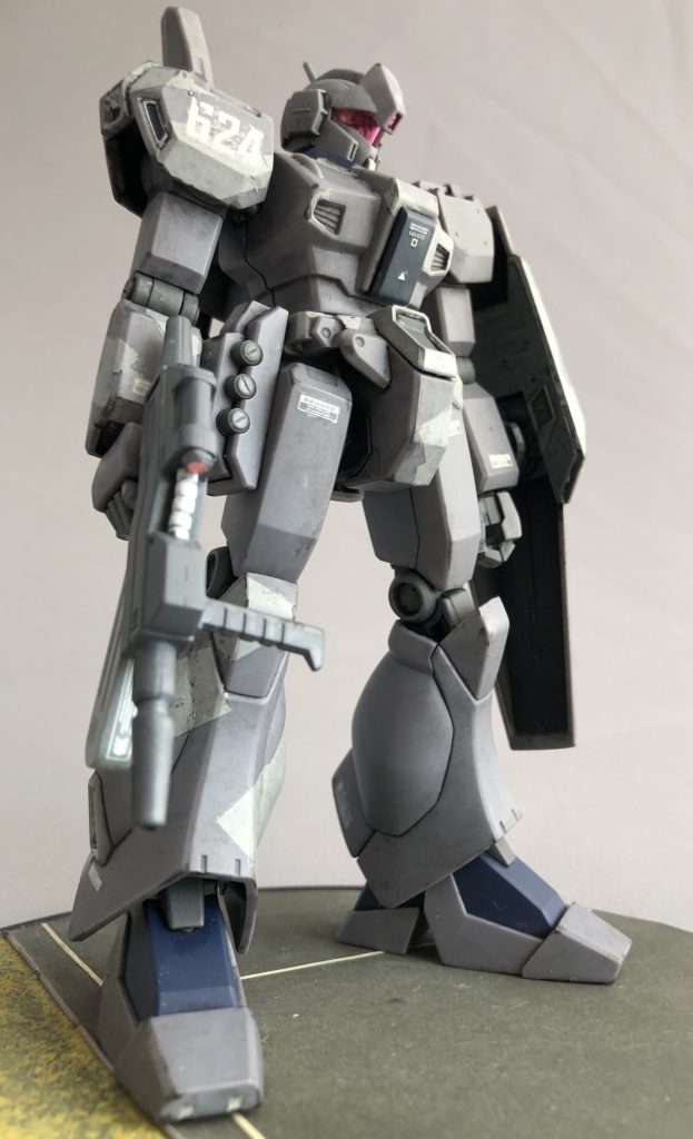 シャイアン基地配備型ジェガンはBR-87A型ライフル(所謂「マラサイ・ライフル」)を装備しています。キットにはマラサイのランナーが追加されており、そのランナーには余剰パーツとして「マラサイの左平手」も入っておりました。「マラサイの左平手」といえば「HGUC史上最も自然な平手」と言われる逸品なので得した気分です。ありがたく、ギラドーガ重装型に使わせていただきました。