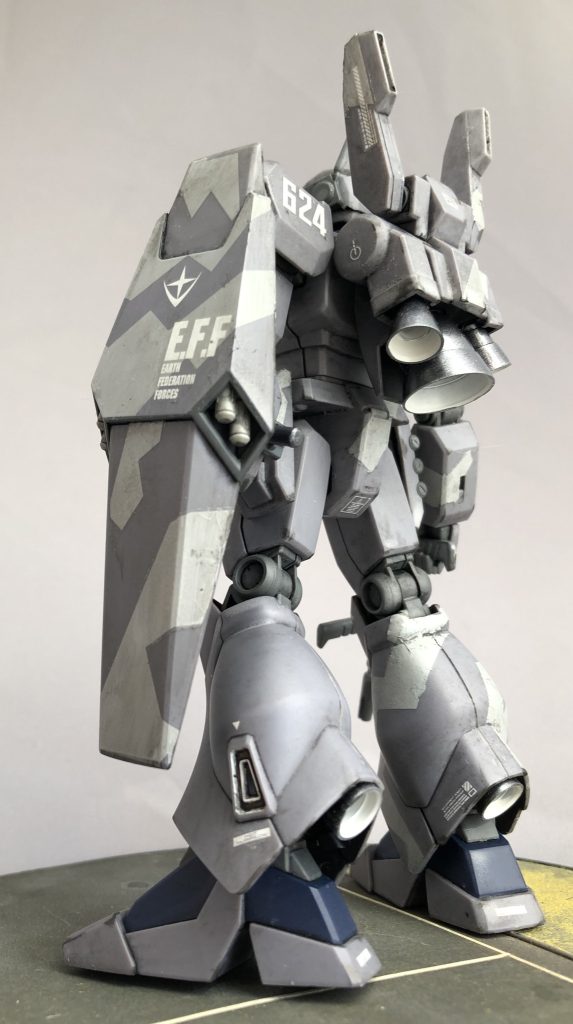 バックパックと脚部のバーニアのみツヤ有で仕上げました。