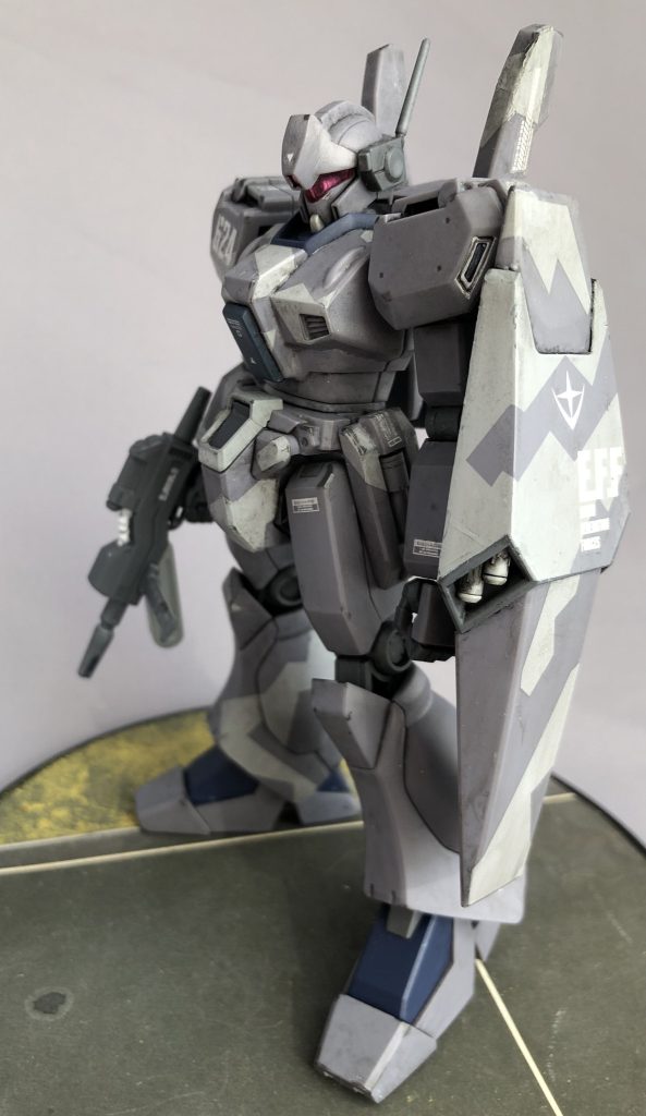 バイザー内部メカはシルバーで塗装してあるので、角度によっては光っているように見えます。