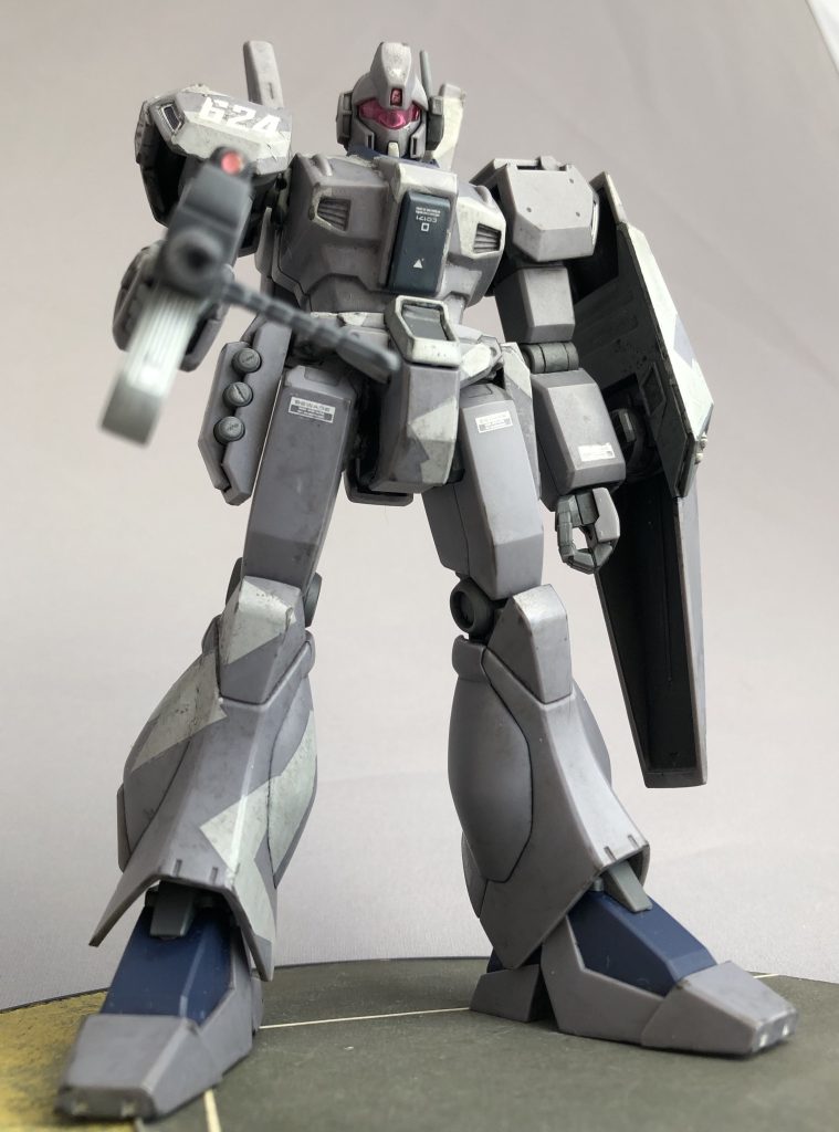 「そこの民間車両!ここは立ち入り禁止区域だぞ!至急退去しなさい!」的な、ポーズ。連邦の量産機って弱そうな割にはこういう威圧的なシチュが似合いますw嫌いじゃ無いです。