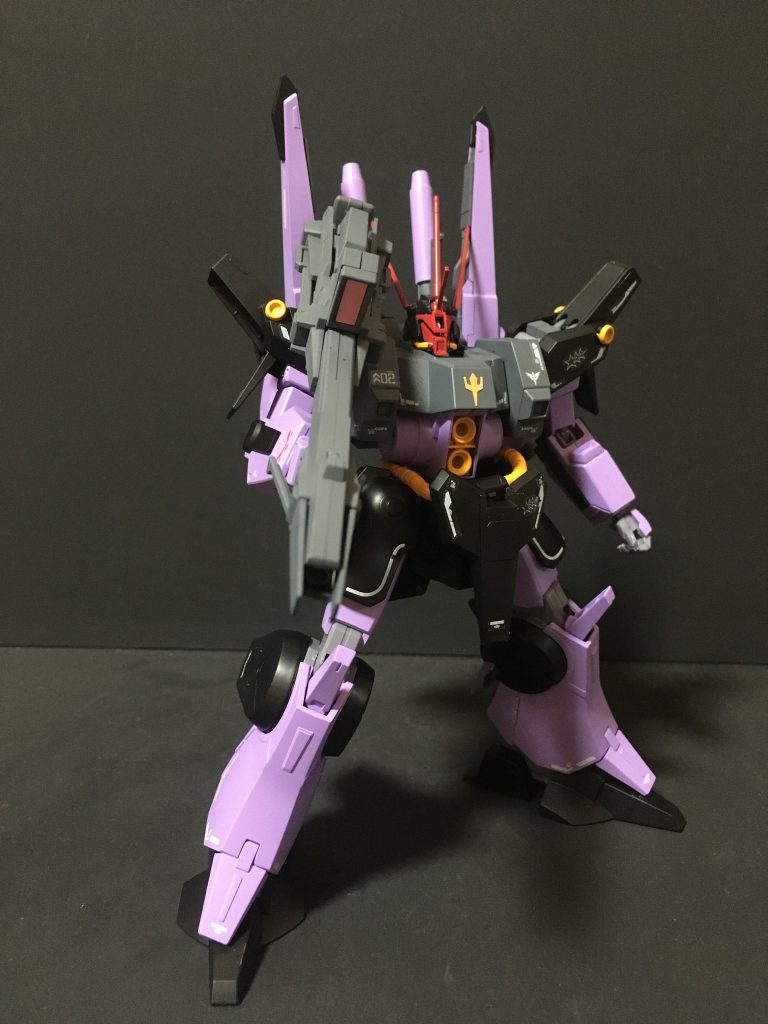 胴体部にヤクトドーガの動力パイプを取り付けつつ、腰フロントアーマーはシルヴァバレト用に変更しています。マーキングはRG用、オリジン用を使用しています。