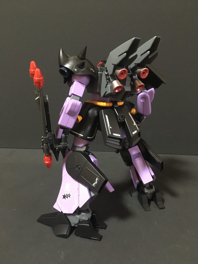 後方ショットバックパックはシナンジュスタイン用、スカートアーマー+動力パイプはヤクトドーガ用を使用しています。