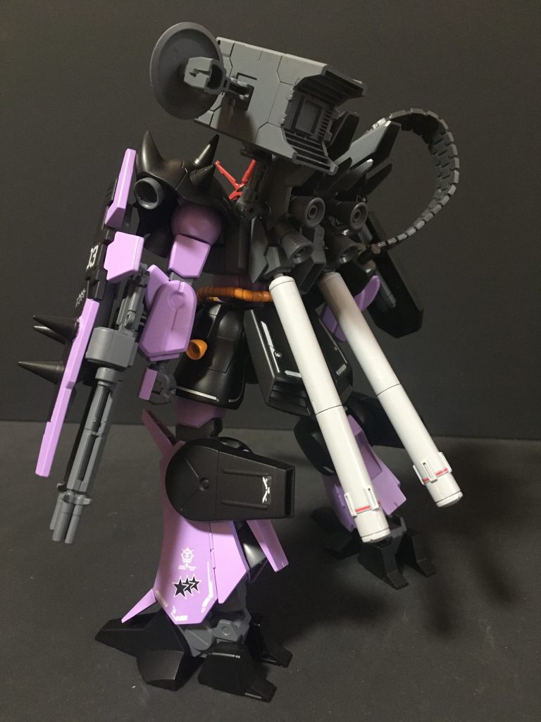 後方ショットバックパックはシナンジュスタイン用、スカートアーマー+動力パイプはヤクトドーガ用を使用しています。ビームガトリングはユニコーンG用、シールドはドムR35用をミキシングしています。(UCのビームガトリングはネオジオン軍から拝借したものなので、ぴったり合うはずです)
