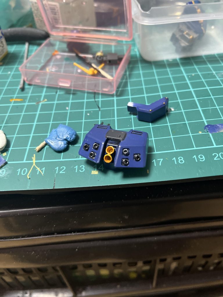 今回のおしゃれポイント。リアアーマーのモールドを削ってバーニアを入れました