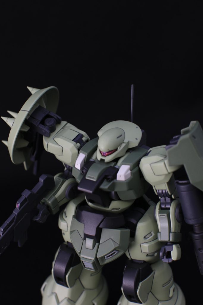 近接戦や中距離戦を想定してディランザ一般機を現地資材武器を利用して改修、頭部のブレードアンテナは撤廃してバックパックに通信アンテナを移設頭部はザクを意識してランナーを利用して穴を埋めました。