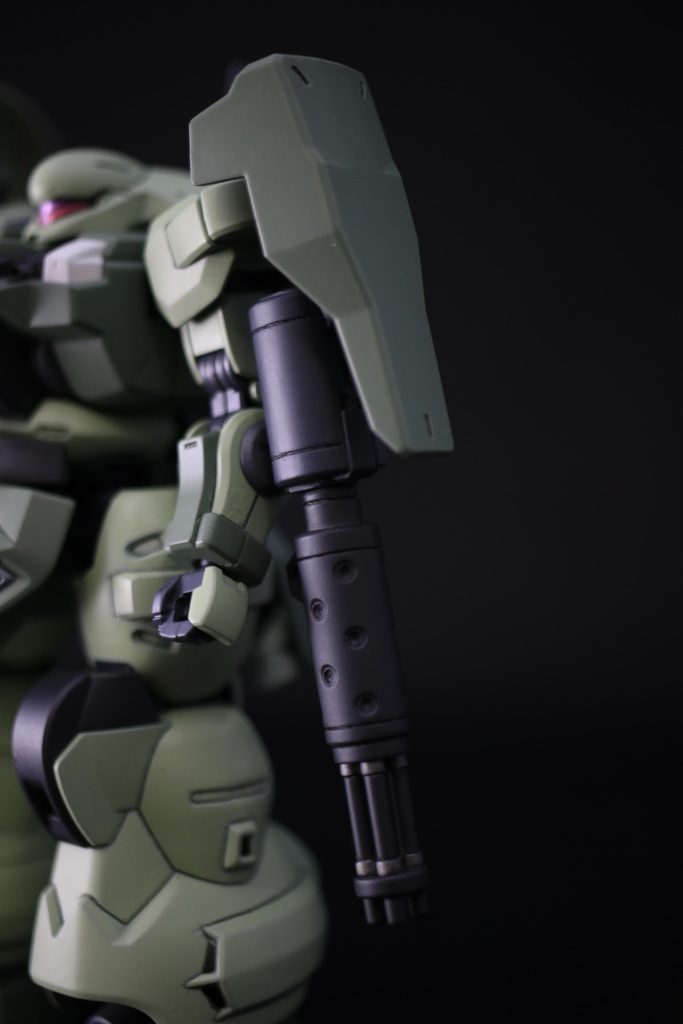 シールド＋ビームガトリングガン一般機のシールドにビームガトリングガンを増設中距離の複数の相手に使用、マニピュレーターを使わないため別の武装を使用することができる作るに当たっては当初は、ザクを意識して作成しましたが、途中から、偶然ザク似たカラーリングのカスタム機という感じで作っていました。使用した資材は、hgディランザとビルダーズパーツ、デミトレーナー拡張パーツ、モデリングパーツを使用しました。結構、衝撃に弱くスパイクが取れたりしましたまた、ビームガトリングガンを前方に構えると重力に負けて下がります（笑）