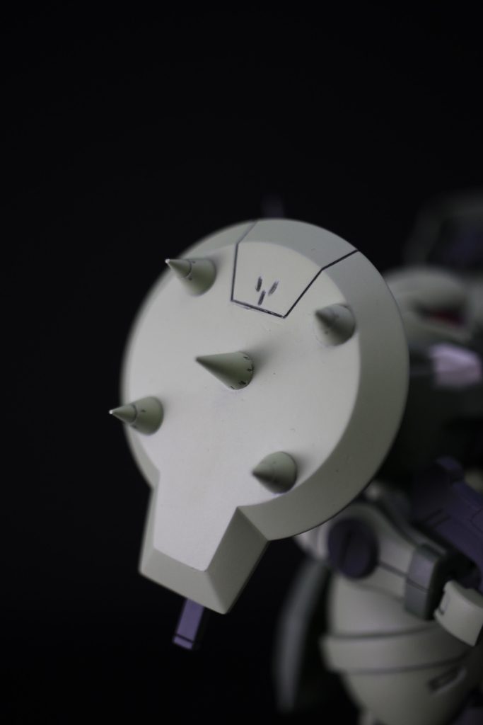 武装説明ビームライフル・ビームトーチ・ビームバルカン　一般機と同一のものスパイクシールド　ラウンド形状のシールドに格闘戦用スパイクを増設、高いパワーと推力を利用して相手に体当たりする純粋にシールドとして利用可能ちなみに接着剤のみで固定してるので衝撃に弱いです。