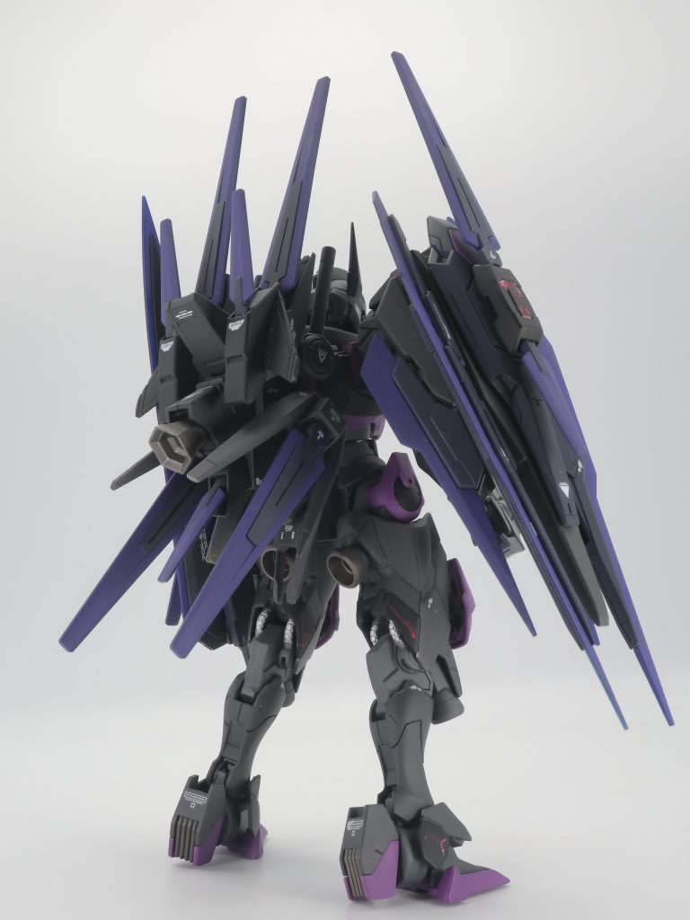 バックパックはビルドダイバーズのオプションパーツをベースにAGE-FXのパーツを組み合わせています。