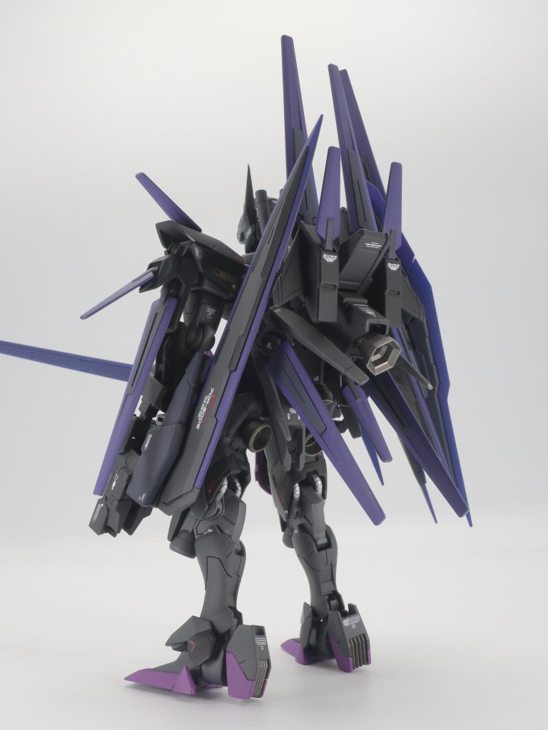 左後方から見ると上半身の盛りが目立ち、足の短さと膝から下が少し寂しく感じます。