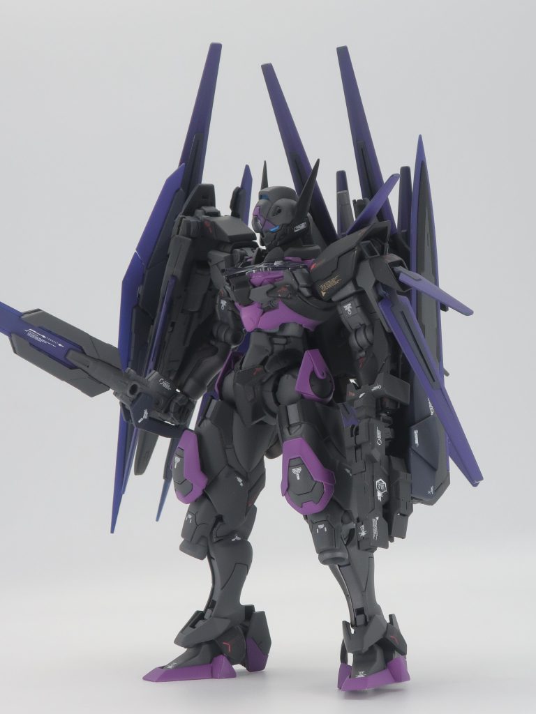 左側はAGE-FXの肩とダブルオーのGNソードⅢを持たせています。