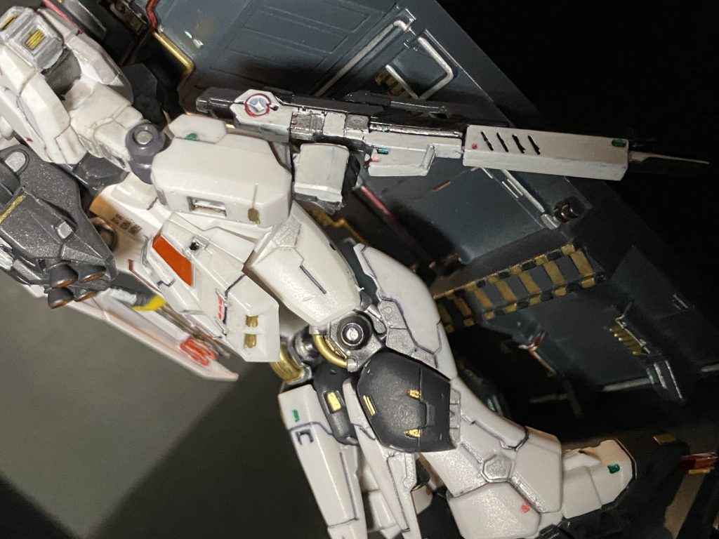 今回は成型色では足りない色の部分をガンダムマーカーを主に用いて部分塗装させて頂きました。部分塗装するだけでも、ぐっと情報量が多くなり、もともとの造形の良さをさらにひきたたせてくれます。