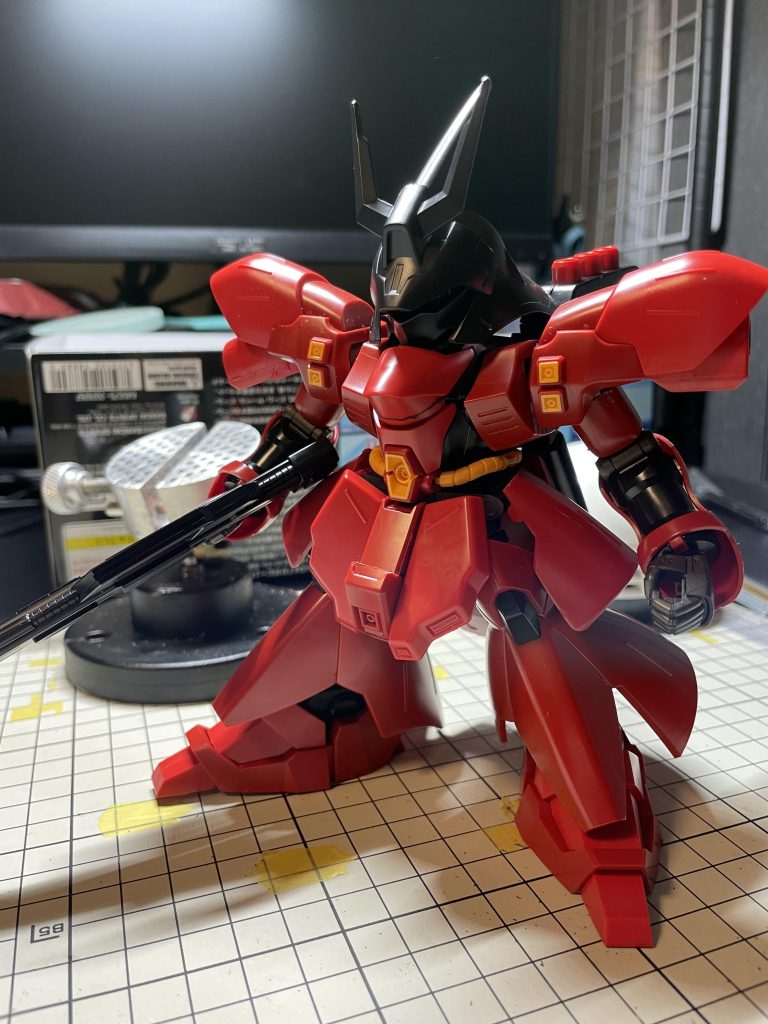 頭身を確認中の画像です。SDはエコプラBB戦士を使用しています。画像からもわかる通り、ほぼHGです。胴体に黒い線が入っていますが、胴体を短縮するか迷っていた時期だと思います。