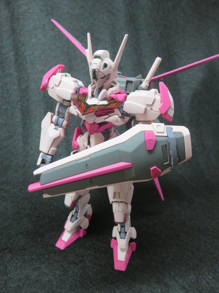 <ルージュのエールパック&シールド装備:前>個人的に、シールドの大きさは これくらいが丁度良いです。というか、ストライクのシールドはカッコ良くて好きです!