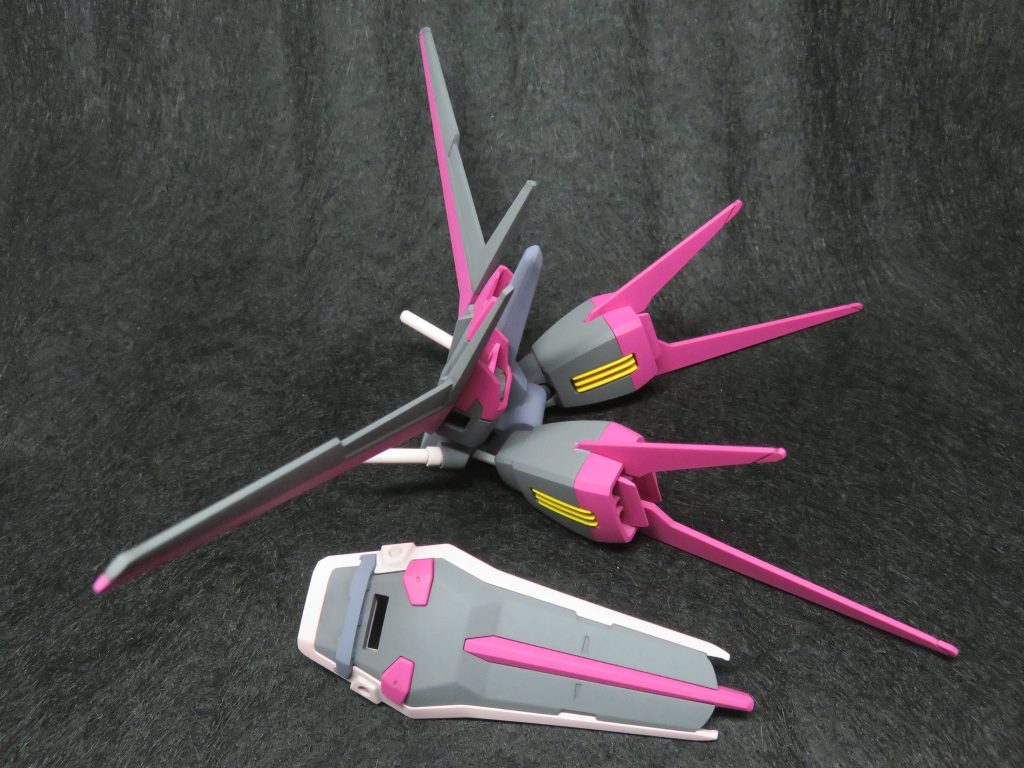 <ルージュのエールパック&シールド>ルブリスカラーに塗装しました。ピンクが映えて綺麗に仕上がりました。合わせ目消しも上手くできました。