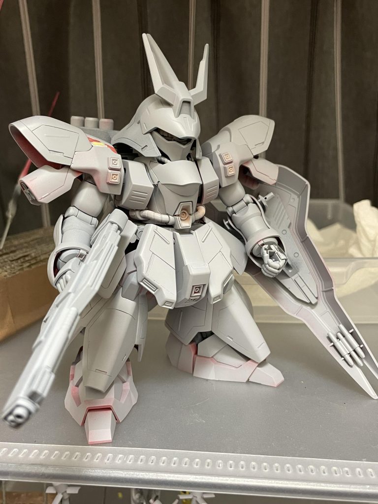 捨てサフを吹いた時の画像です。完成品と比べて一部スジボリが少ないので、追加する前の画像だと思います。完成したのは最近ですが、少し前から取り掛かっていたので記憶があいまい・・・。まだ肩部にもバーニアがないので、1回目の捨てサフの時の画像だと思います。最後までご覧いただきありがとうございました。