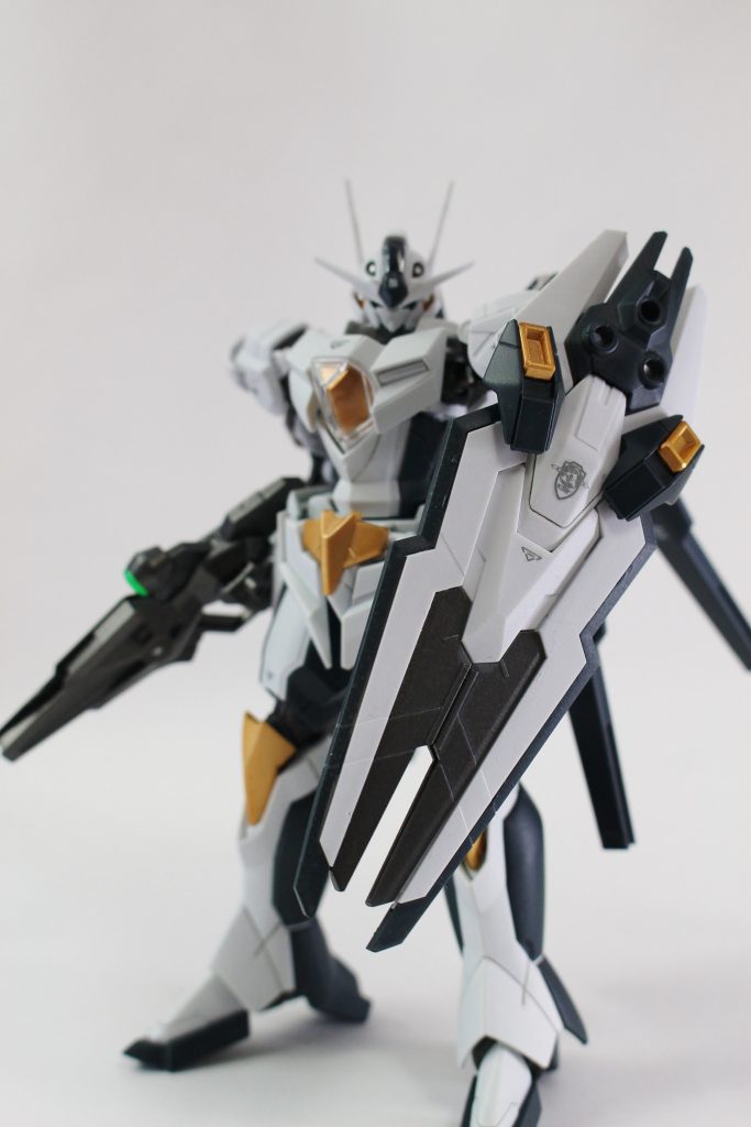 刹那に負けて大破したリボーンズガンダムをスレッタママが回収して、あらたなエアリアルとして蘇らせた機体……という設定。回収したパーツを元にしてるので、太陽炉はないよ。