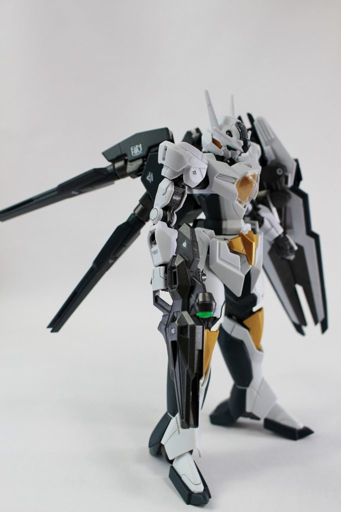 エアリアルのビームライフルのほか、背中には大型ファングやビームサーベルなど。腰には小型ファングが付いています。