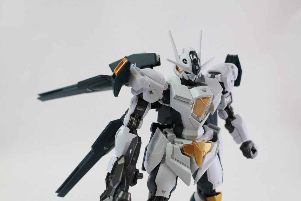 シールドのパーツはビームライフルや肩にくっつけられるよ！バックパックとかぶって分かりにくいけど……