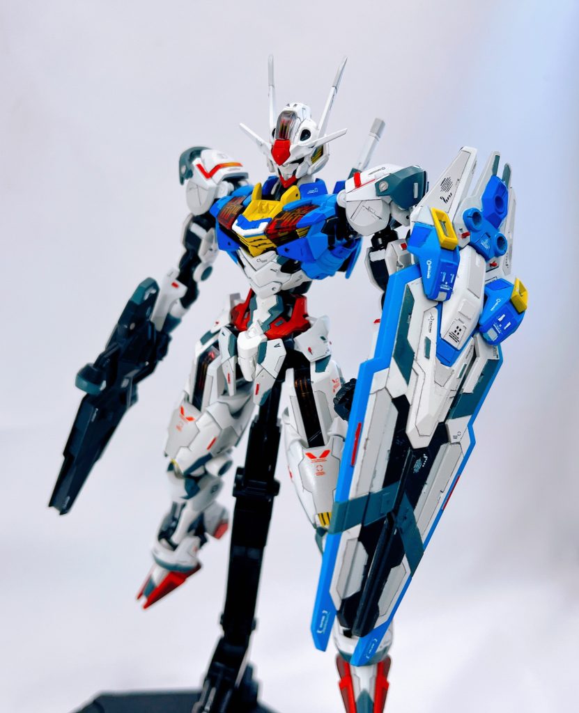 まずは正面から!! ぱっと見これHGにみえますか??素組のHGガンダムエアリアルをお持ちの方いらっしゃいましたら、ぜひこの画像と見比べてみてください。 知り合いにRGのガンダムエアリアルいつのまにか発売してたんだよ!!とこの画像を見せながら嘘ついたらあながち貫き通せそうなくらいにはできたのではないでしょうか。