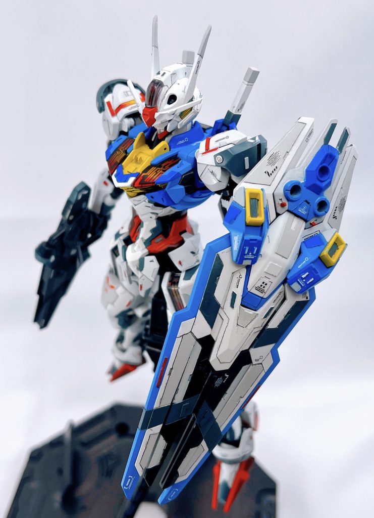 一番時間かけて制作したのがこのエスカッシャンです。 元キットに比べ圧倒的にデティールを増加してることがお分かりいただけますでしょうか、 ただのシールドではなく、1つ1つがガンビットとして分離するため、分離してディスプレイした時に、「このビットはすごいデティール彫りこんであるけど、こっちのビットは手をくわえてないのかな?」と思われないよう見栄えに差が出ないように、ビット1つ1つそれなりに手を加えてあります。 そのためビット単体でもカッコよく、エスカッシャンとしてみても情報量が多くどちらで飾ってもカッコよくディスプレイできると思います。