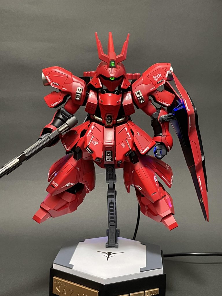 正面です。写真だとわかりにくいですが、赤色を2色使って塗分けています。ガイアノーツのセミグロスクリアーをトップコートに使い、全体的に落ち着いた感じに仕上げています。適度にスジ彫りを追加し、情報密度を上げました。デカールはRGのものを使っています。モノアイには緑色の砲弾型3㎜LEDを、頭部センサにはチップ緑色LEDを使用しています。また、配線類はステージの中に内蔵しています。