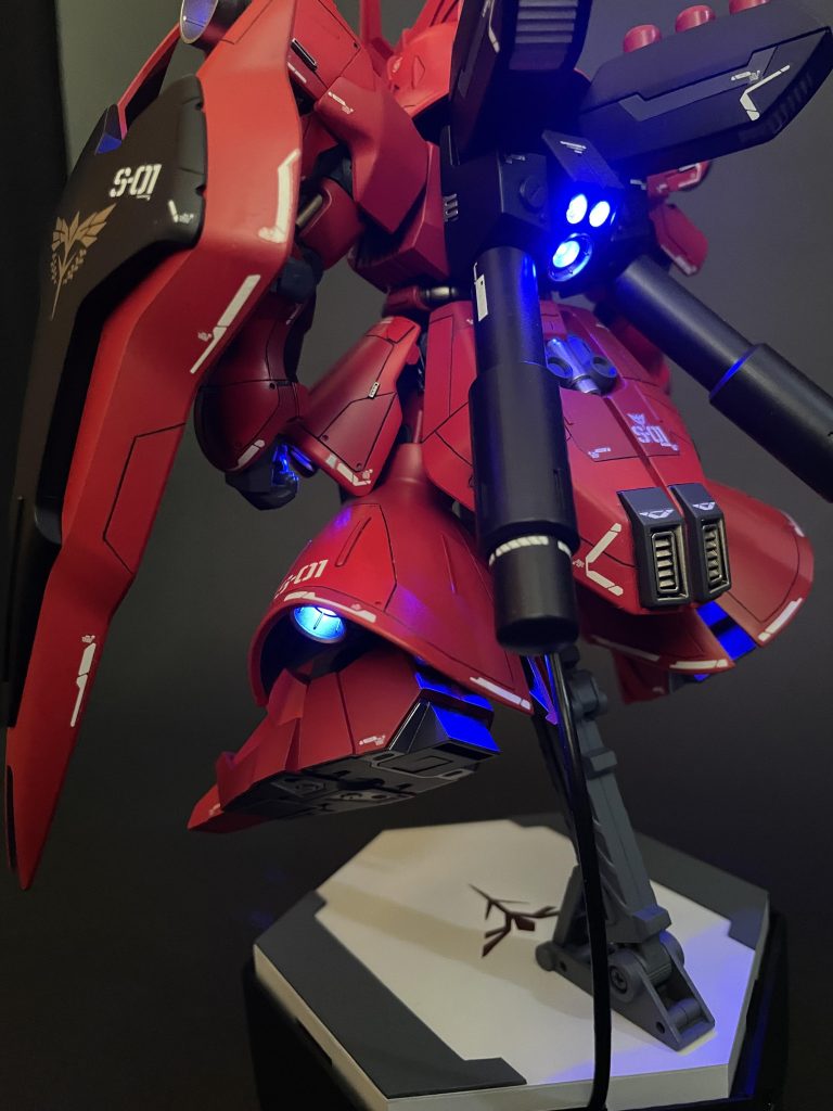 背面です。全てのバーニアに青色LEDを内蔵しました。全てチップ青色LEDを使用しています。タンクは3Dプリンタで中間パーツを作製し延長してます。