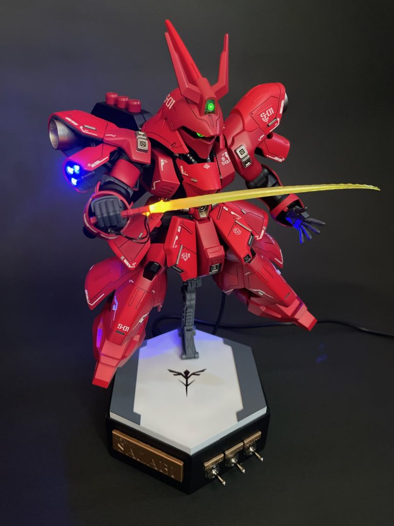 ビームサーベルを携えて撮影しました。ビームサーベルにLEDを内蔵しているため、接続用に腕部からケーブルが伸びています。ほかの個所は極力配線が見えないように工夫しました。このビームサーベルは3Dプリンタで透明樹脂で作製しています。