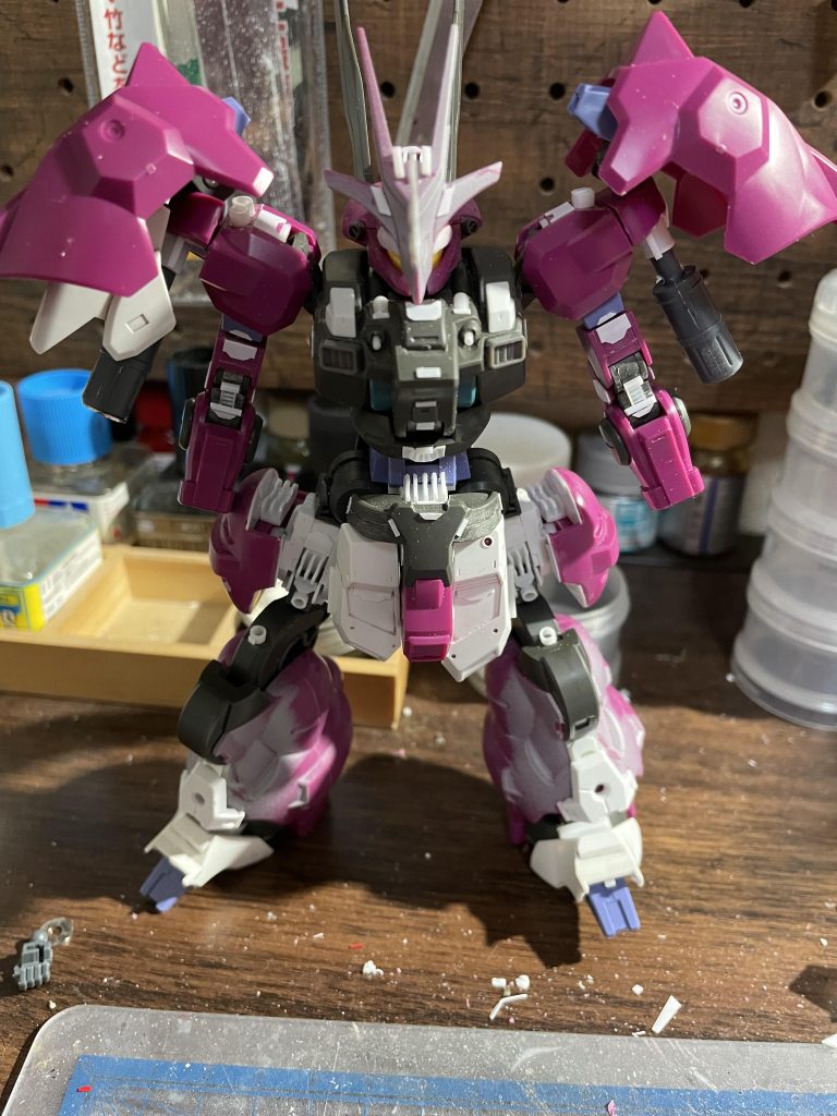 【製作中】・頭部ツノの位置を下に調整 ・ジャンクパーツ、プラ板、スジボリ等でディティール追加。