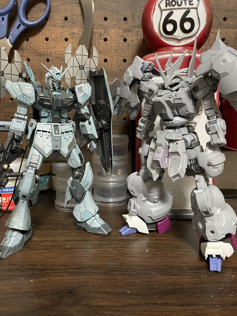 とりあえずνガンダムと肩を並べるくらいのイメージでスタイルを改修していました。てか、改めてνガンってプロポーションめっちゃいいな! 腰の位置とか全然違うじゃん!