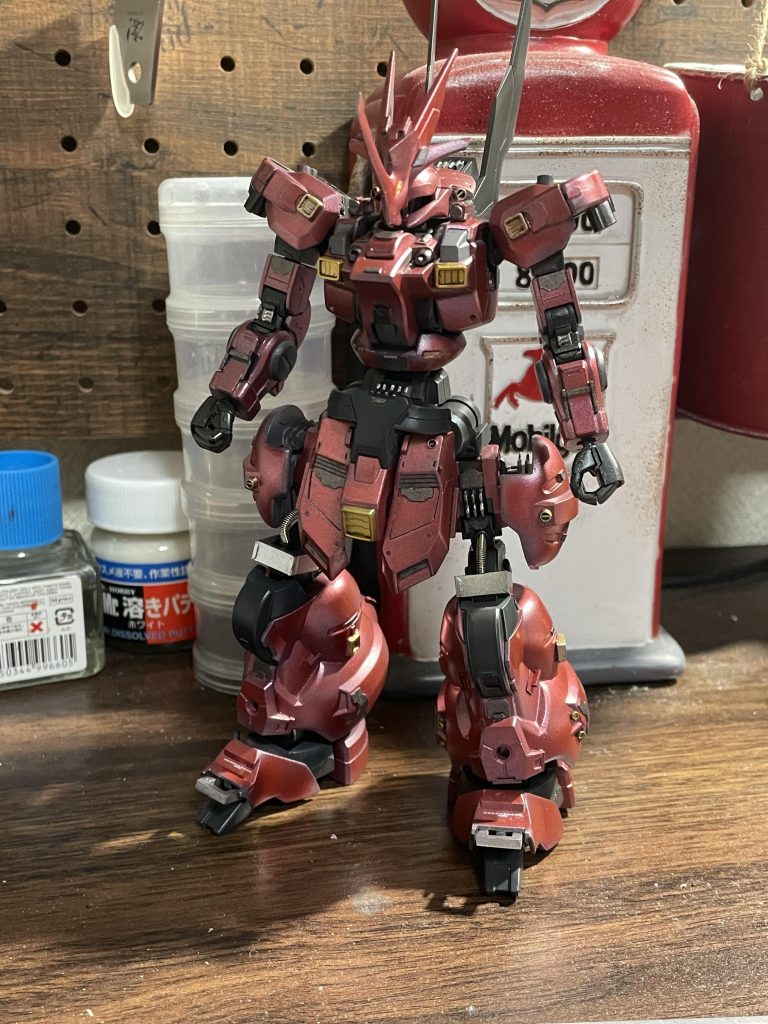 メインカラーはメタリックレッド。 ポイントでゴールド、シルバーに塗り分け。けばくなりすぎないように関節等のメカ部分はジャーマングレーで…。肩シールドが無い状態のこれくらいのスッキリ感もなんやかんや好き。