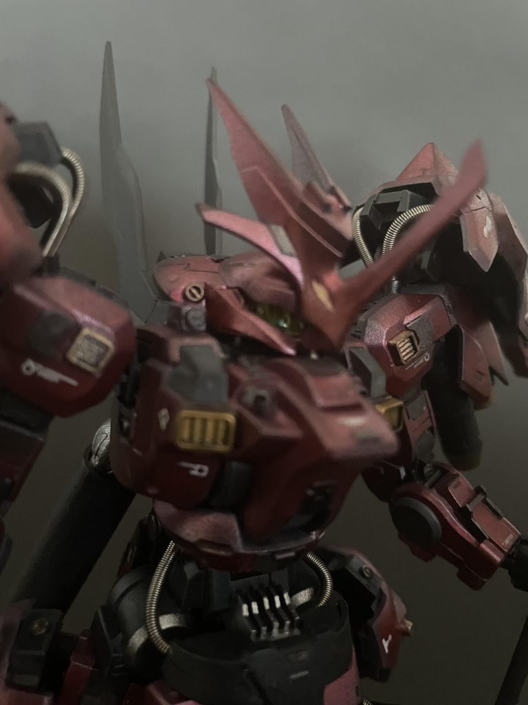 ゴーグル部分をクリアパーツで複製。クリアイエローとクリアグリーンで塗り分けたのですが、境目が分からなくなってしまいました。これはこれでグラデーションっぽくて結果オーライですかね…。