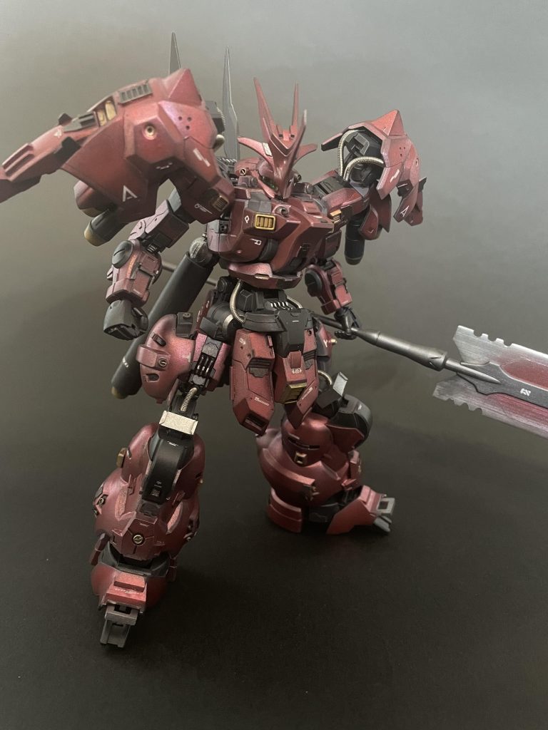 クソデカ大剣は鉄血っぽく、カラーリングはどこぞのネオジオンの総帥が乗ってそうな感じですね。おおよそ水星のMSっぽくはない…