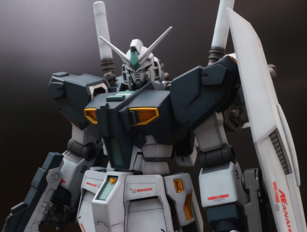 特に顔はストライクガンダムのへの字口と顎部がEGνガンダムにほぼ無改造で取り付けられるという奇跡が起こりました。