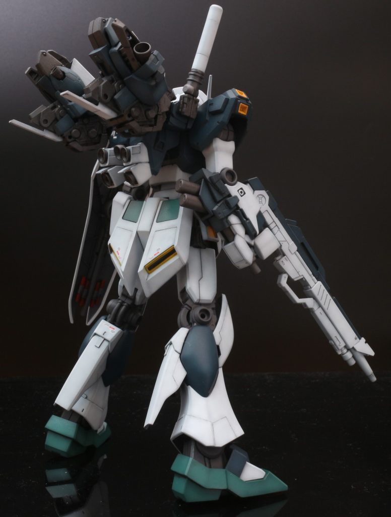 右腕のビームガンは一部プラパイプや市販小物部品を使いましたが,外装はほぼRGストライクガンダムの部品です.ビームライフルもRGストライクガンダムの部品でデコレーション.こう書くと,RGストライクガンダムの宣伝しかしていないような気がしてきました.