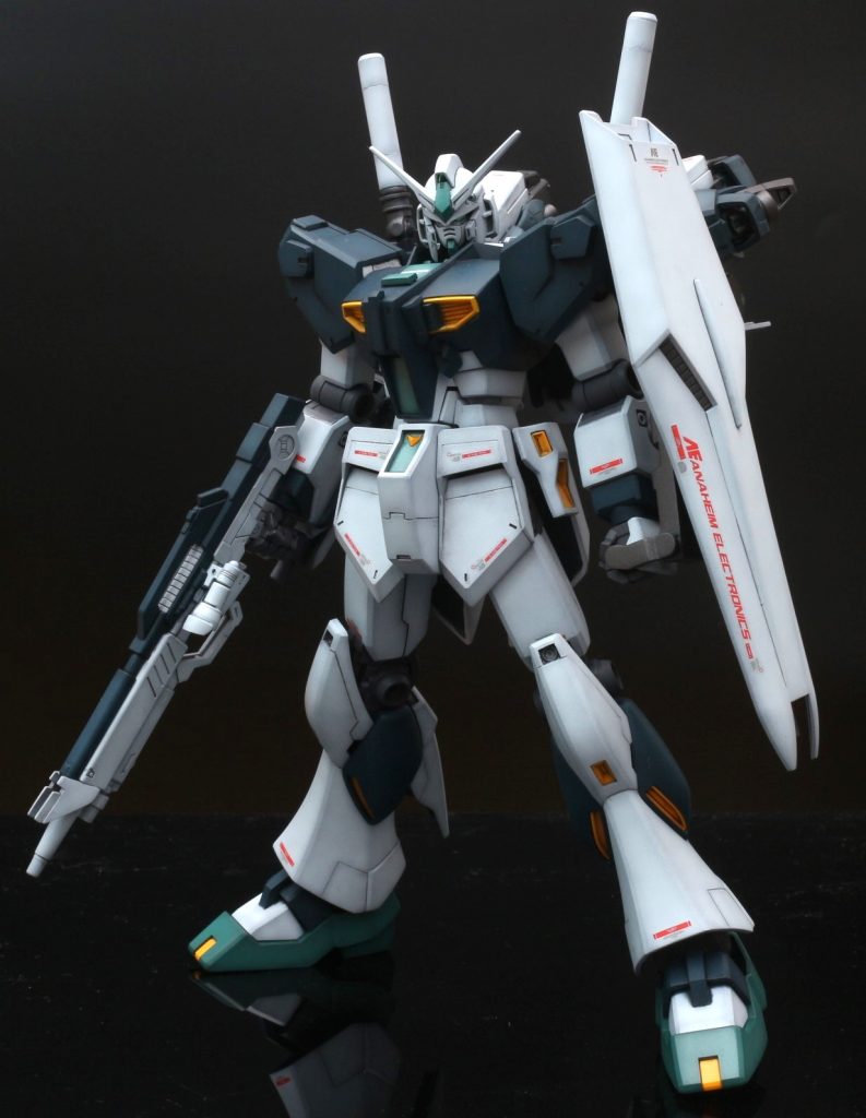 ■機体設定シャアの反乱で失われたオリジナルのνガンダムから取得された実戦データは、νガンダムの基本設計が非常に優秀であることを物語っていた。そこで地球連邦軍はνガンダムの廉価版となるMSの設計をアナハイム・エレクトロニクスに発注した。一方でサイコフレームについては技術的な検証が完了していないということからMSへの搭載は封印され、サイコミュなし、ファンネルなしという仕様に落ち着いた。そのため武装は一般的なパイロットにとっての取り扱いやすさを優先した仕様となっている。機体の特性は運動性に特化され、背面のブースターポットとスラスターの増設が実施されている。後に火力の増強を狙ってインコム仕様やファンネル仕様が立案されたが、それはまた別の話。